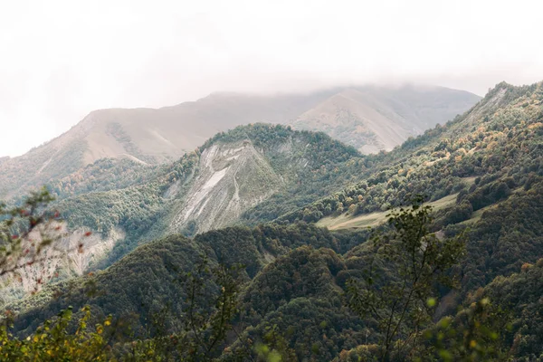 Hermosa vista de las montañas del Cáucaso — Foto de Stock