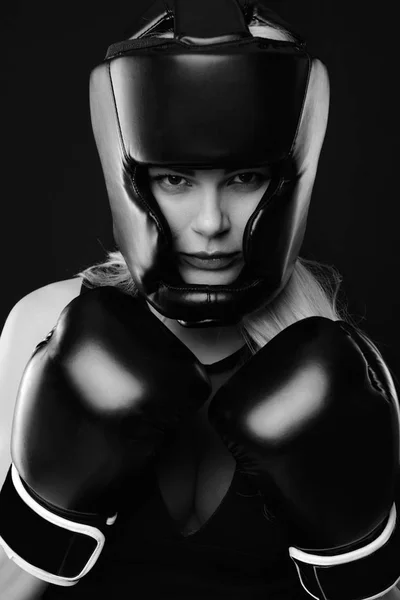 Retrato de mujer posando en guantes de boxeo —  Fotos de Stock