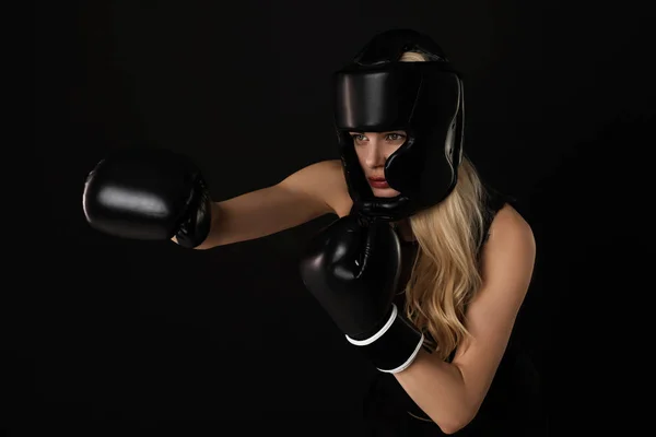 Retrato de mujer posando en guantes de boxeo —  Fotos de Stock