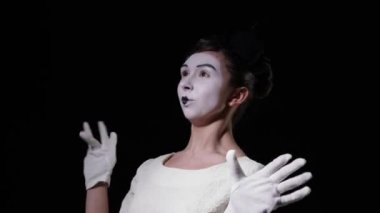 Pandomim kadınının yakın çekimfarklı duygular gösterir