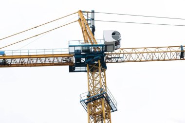 gökyüzüne karşı inşaat sarı vinç.