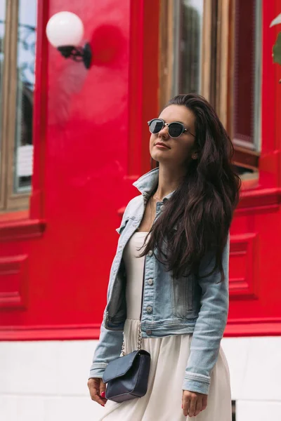 Vrouw met zonnebril loopt door de straten van de stad — Stockfoto