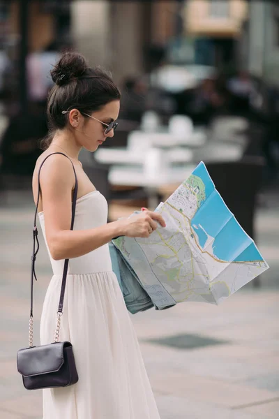 Turista mujer mirando el mapa en la calle — Foto de Stock