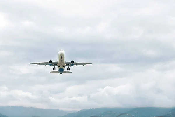 Flugzeug hebt vom Flughafen ab — Stockfoto