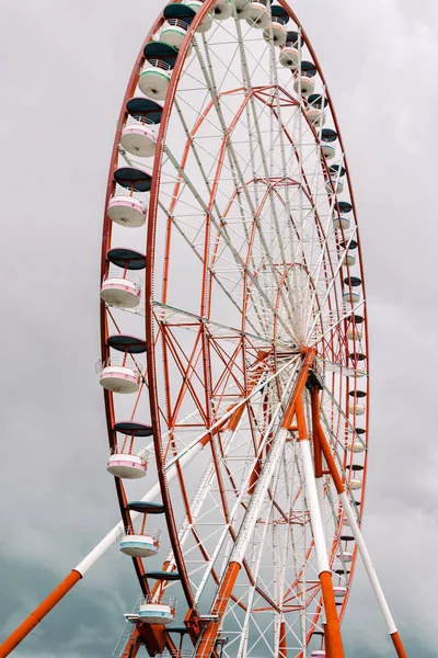 Ferris wheel on cloudy sky background — Stock Photo, Image