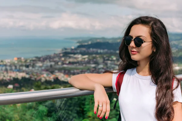 Hermosa mujer mirando a la vista panorámica de la ciudad de Batumi — Foto de Stock