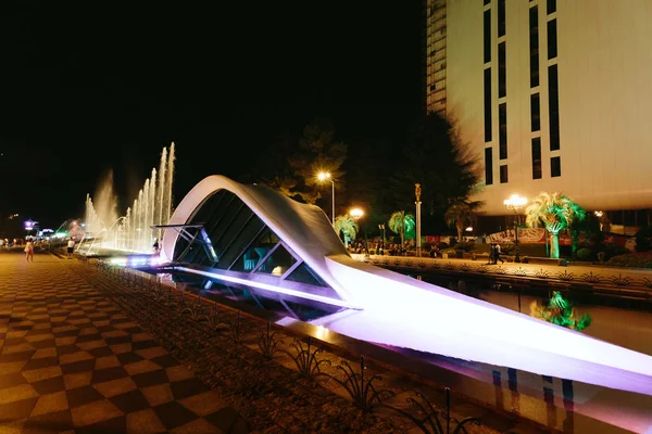 BATUMI, GEORGIA - 11 de setembro de 2018: Fonte de dança iluminada Batumi Boulevard — Fotografia de Stock