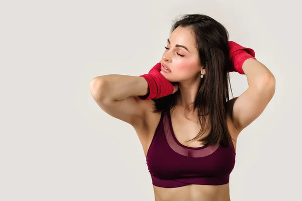 Szép nő bokszoló-val piros szíj-ra csukló. — Stock Fotó
