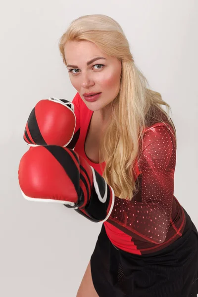 Athlète femme posant dans des gants de boxe — Photo