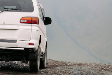 bir dağ arka plan karşı bir yamaç üzerinde araba