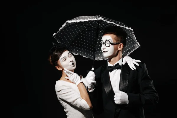 Portrait de couple mime sur fond noir . — Photo