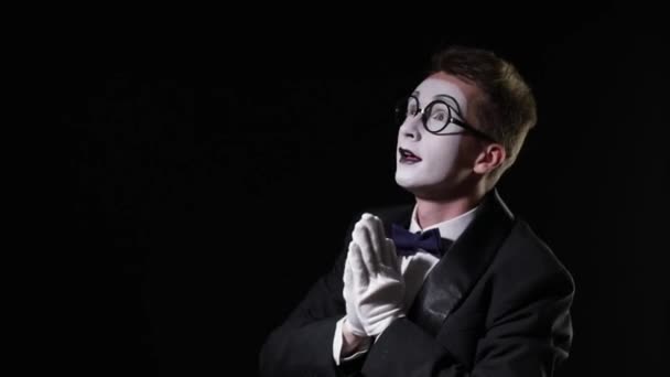 Pantomime in Texudo öffnet ein unsichtbares Glasfenster und winkt — Stockvideo