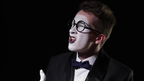 Mime schreit emotional jemanden an — Stockvideo