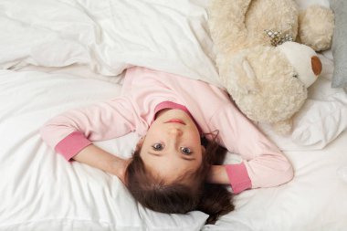 oyuncak ayı ile pijama sevimli küçük çocuk kız