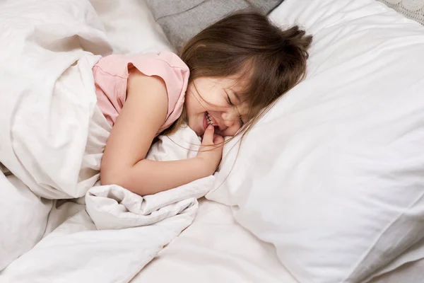 Sevimli küçük çocuk kız uyku — Stok fotoğraf