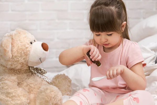 Mignon enfant fille jouer médecin avec ours en peluche — Photo