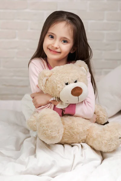 Baby knuffelen een teddybeer — Stockfoto