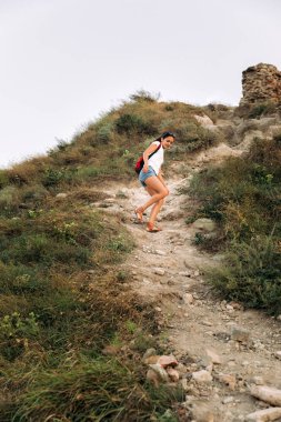 bir sırt çantası ile turist yol yükselir