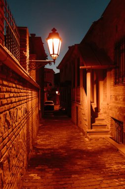 Tiflis eski şehir gece görünümü