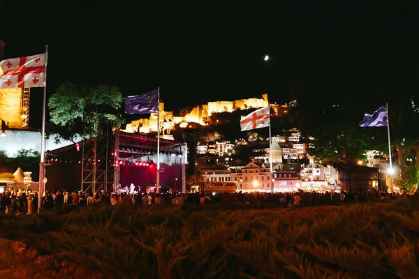 Mensen op het plein in de avond in Tbilisi, Georgië — Stockfoto