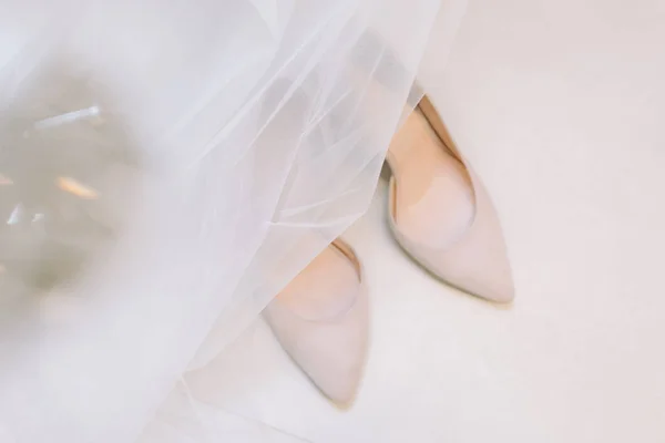 Belle scarpe da sposa della sposa . — Foto Stock