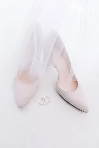 Красивые свадебные туфли невесты . — стоковое фото