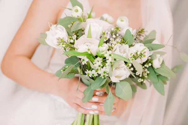 Nevěsty ruce mají krásnou svatební kytici — Stock fotografie