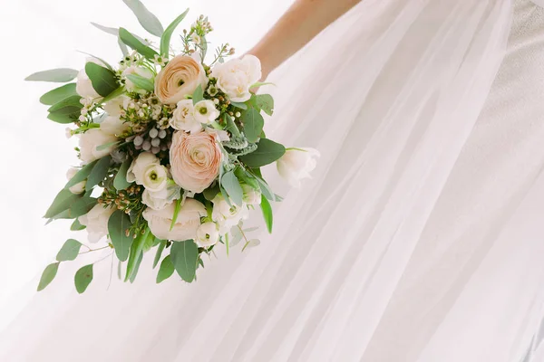 Le mani di spose tengono il bel mazzo da sposa — Foto Stock