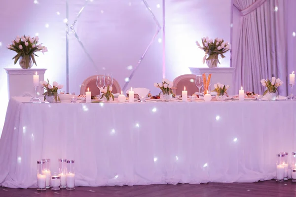 Hermosas flores en la mesa —  Fotos de Stock