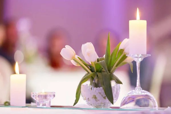 チューリップとキャンドルの花束を持つ花瓶 — ストック写真
