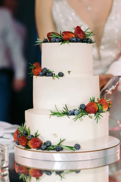 White wedding cake with fruit — Stock Photo, Image