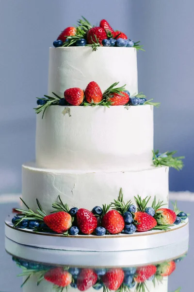 White wedding cake with fruit — 스톡 사진
