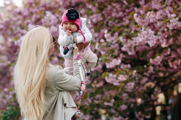 Mooie jonge moeder wandelingen met een kleine dochter — Stockfoto