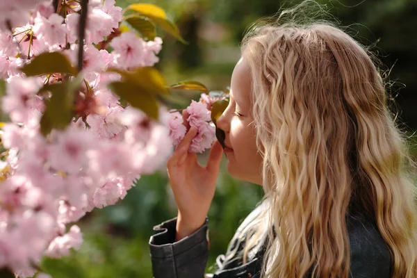 Bella bambina con fiori di sakura — Foto Stock