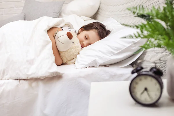 Schattige kleine kind meisje slapen met teddybeer — Stockfoto