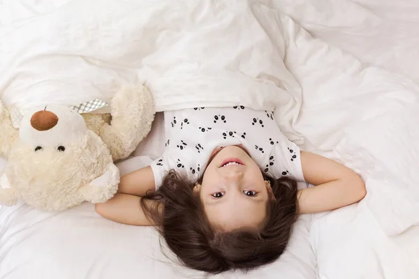 Schattige kleine kind meisje wakker uit slaap — Stockfoto