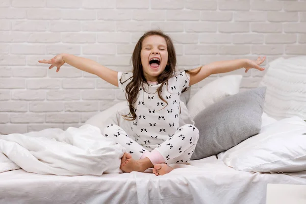 Pijama sevimli mutlu küçük çocuk kız — Stok fotoğraf
