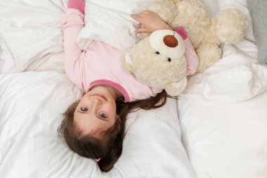 oyuncak ayı ile pijama sevimli küçük çocuk kız