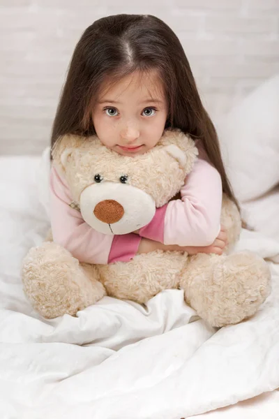Baby knuffelen een teddybeer — Stockfoto