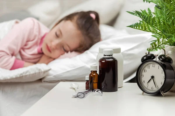 Beteg kisgyerek lány az ágyban fekve hőmérő. — Stock Fotó