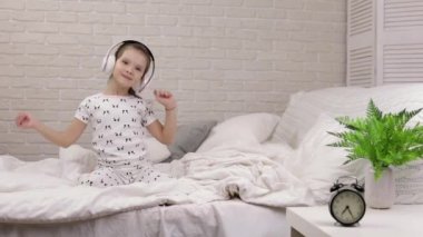 küçük çocuk kız kız kulaklık ile müzik dinlerken