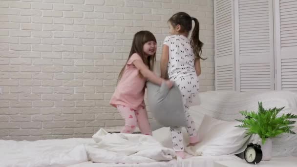 Две симпатичные девочки, играющие в спальне . — стоковое видео
