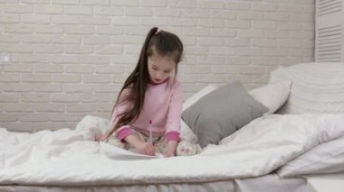 yatakta yatarken sevimli küçük kız çizim resimleri.