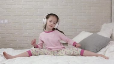 küçük çocuk kız kız kulaklık ile müzik dinlerken