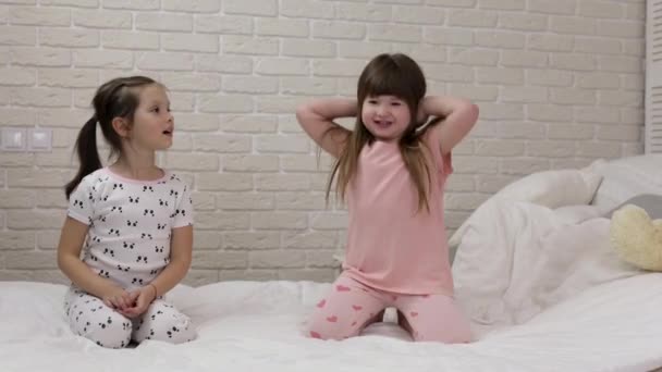 两个可爱的孩子女孩在卧室里玩. — 图库视频影像