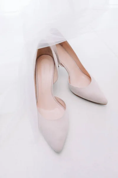 Beautiful wedding shoes of the bride. — Stock Photo, Image
