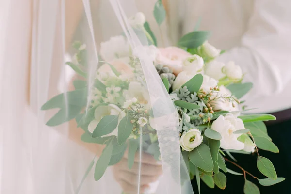 Nevěsty ruce mají krásnou svatební kytici — Stock fotografie