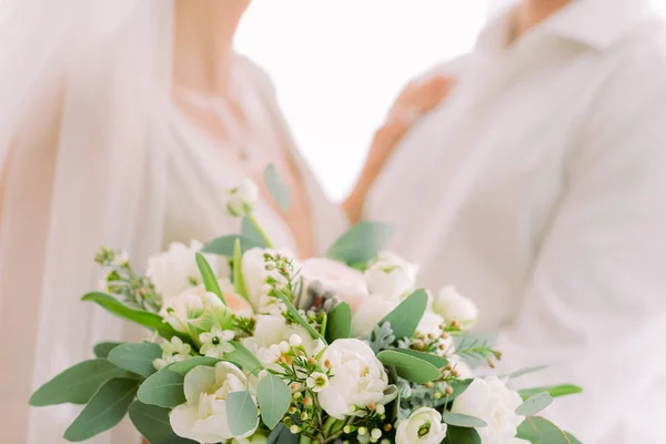 Bruiden handen houden mooie bruids boeket — Stockfoto