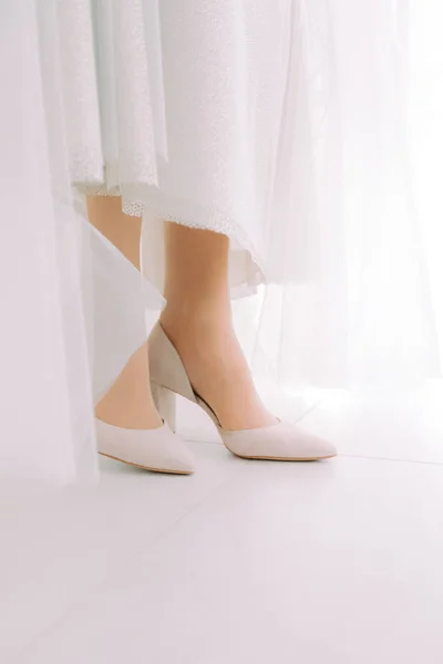 Beautiful wedding shoes of the bride. — Stock Photo, Image