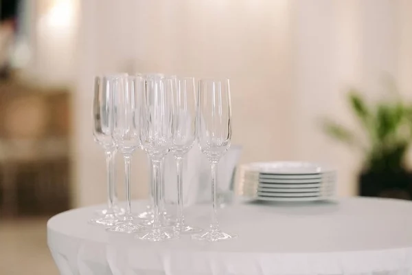 Řada prázdných brýlí na stole — Stock fotografie